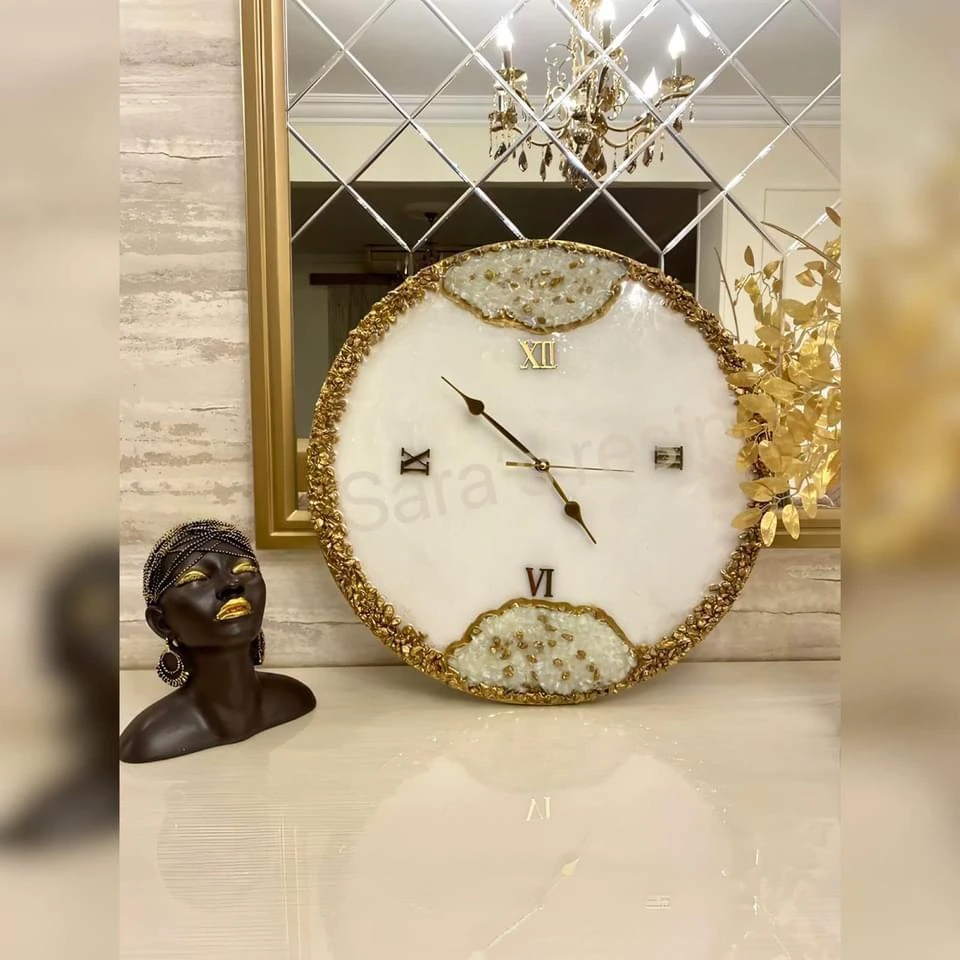 ساعة حائط من الريزن