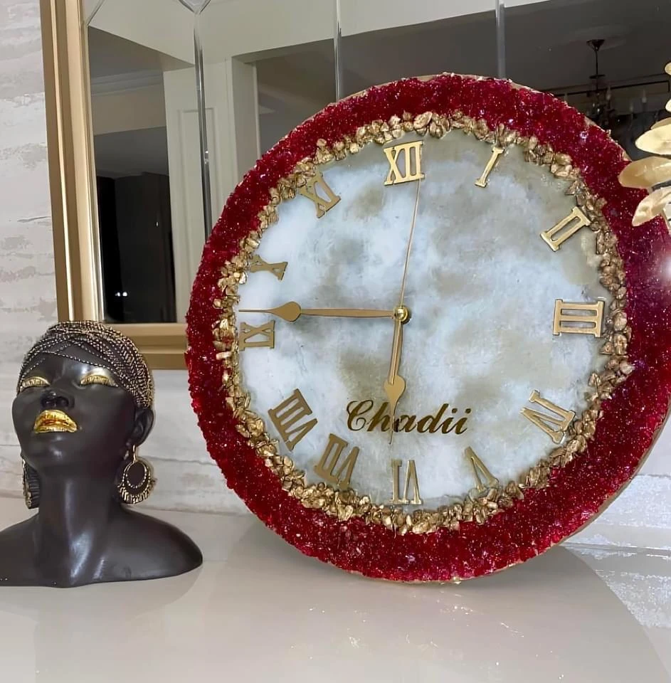 ساعة حائط من الريزن