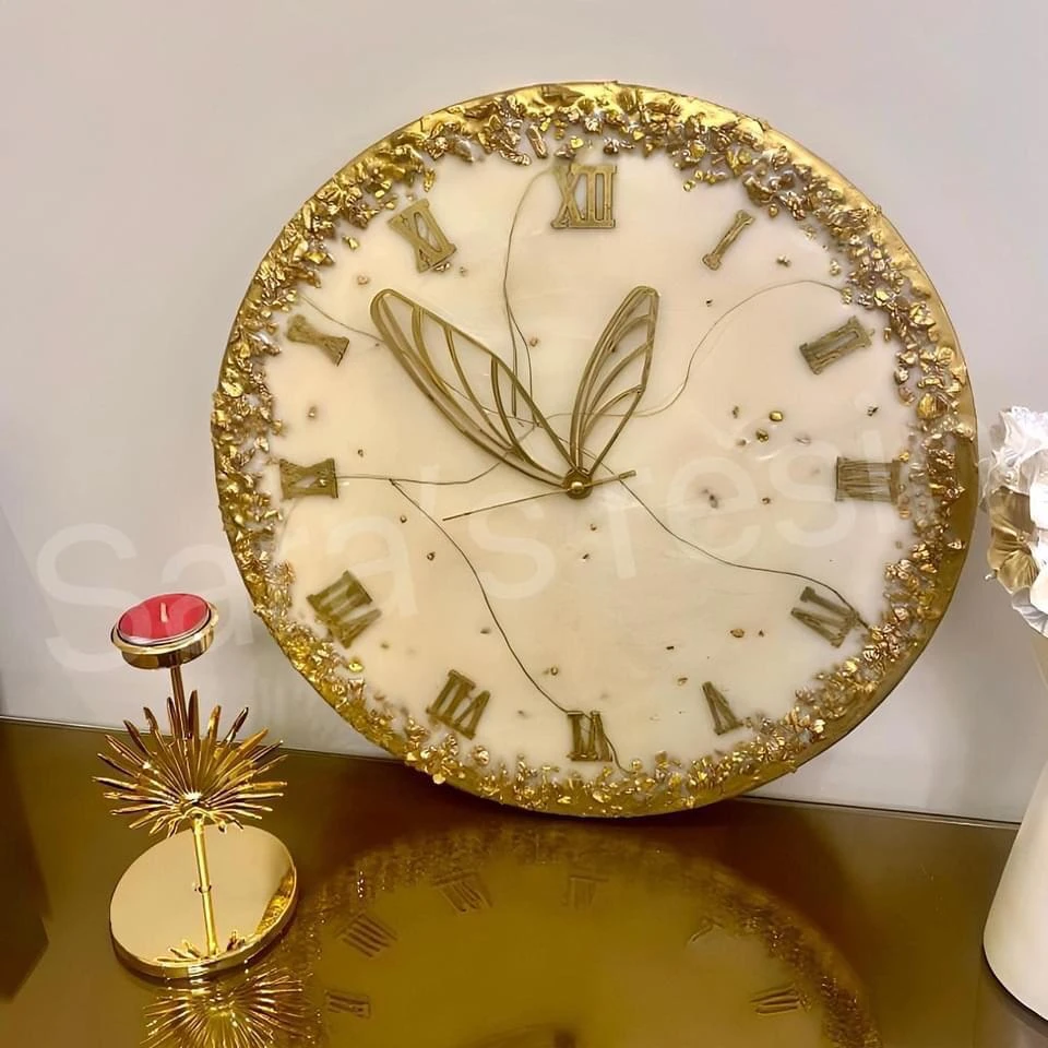 ساعة حائط من الريزن