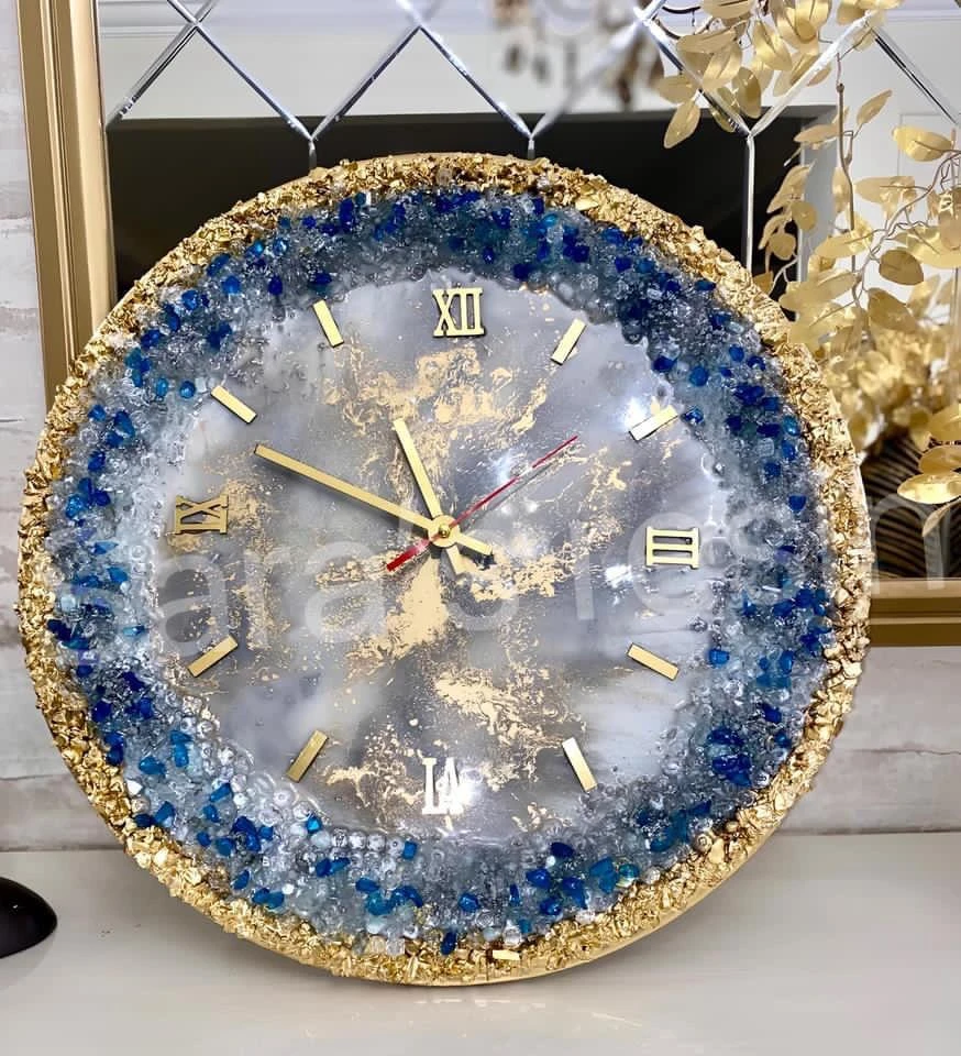 ساعة حائط من الريزن