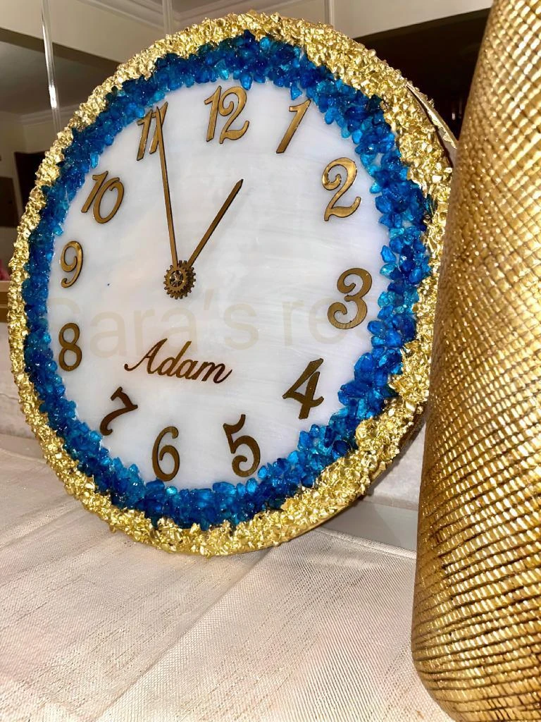 ساعة حائط من الريزن