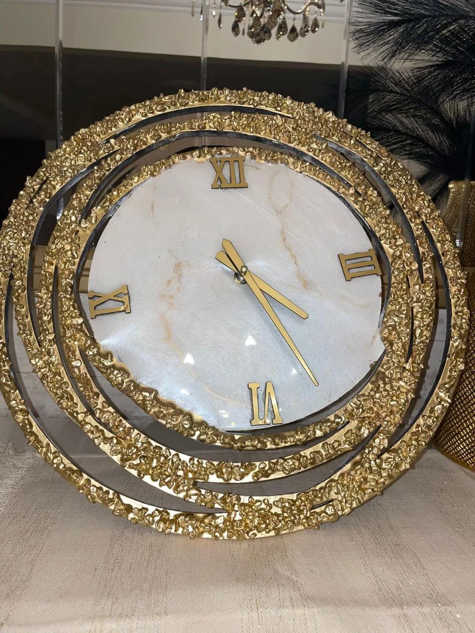 ساعة حائط من الريزن