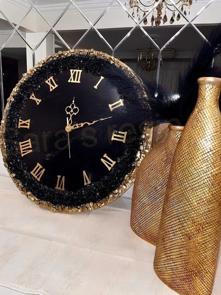 ساعة حائط من الريزن