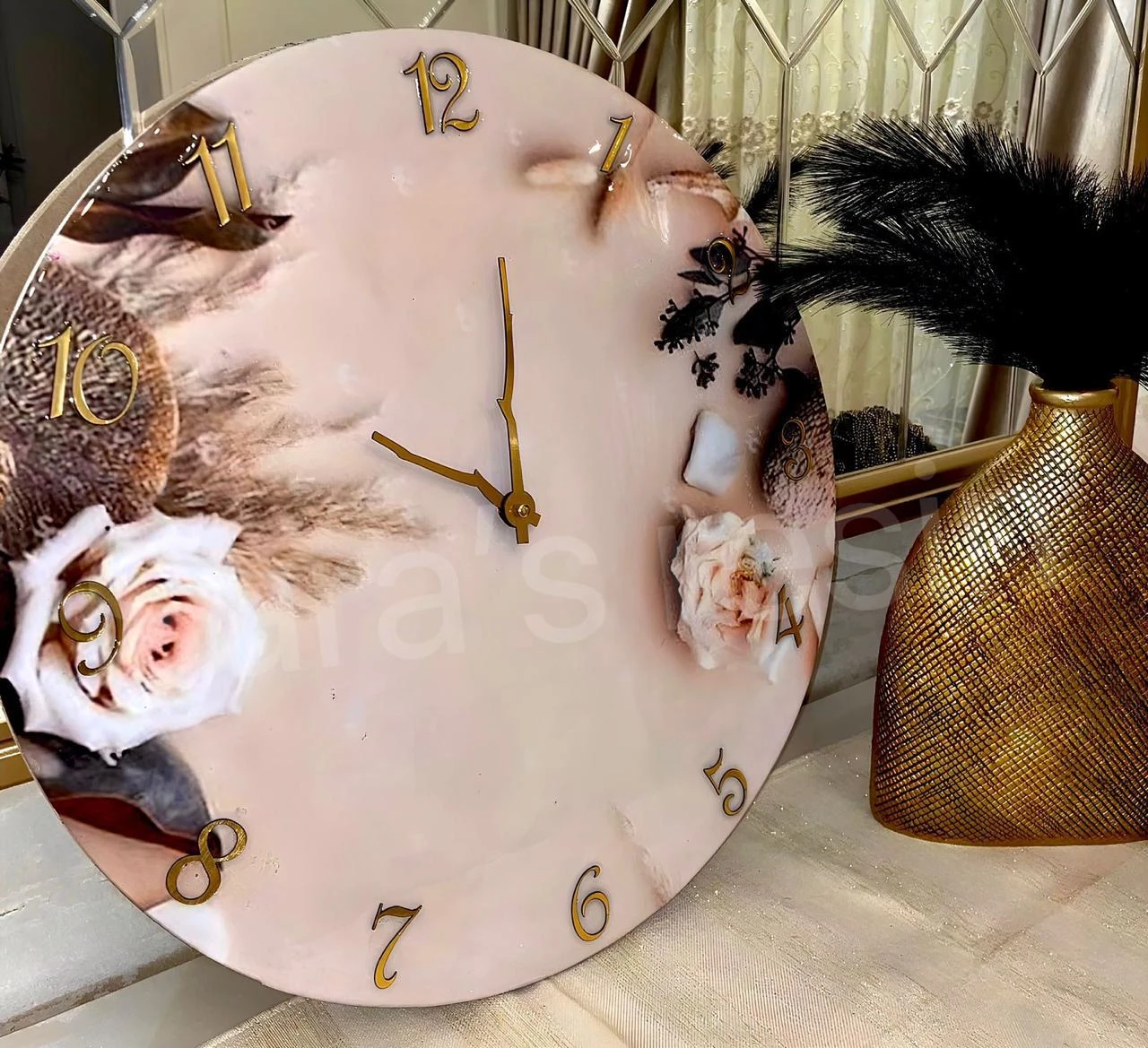 ساعة حائط من الريزن