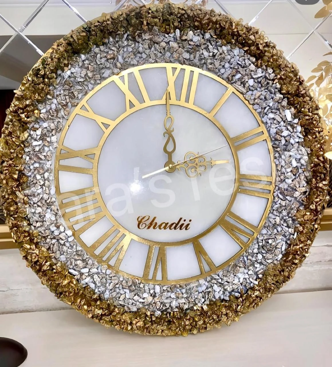 ساعة حائط من الريزن