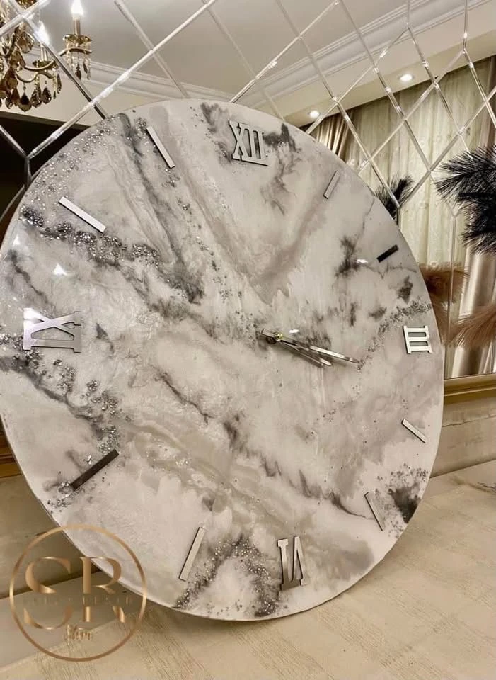 ساعة حائط من الريزن