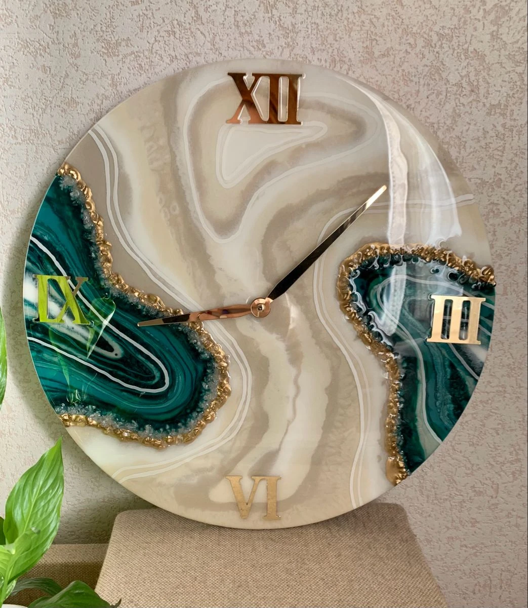 ساعة حائط من الريزن