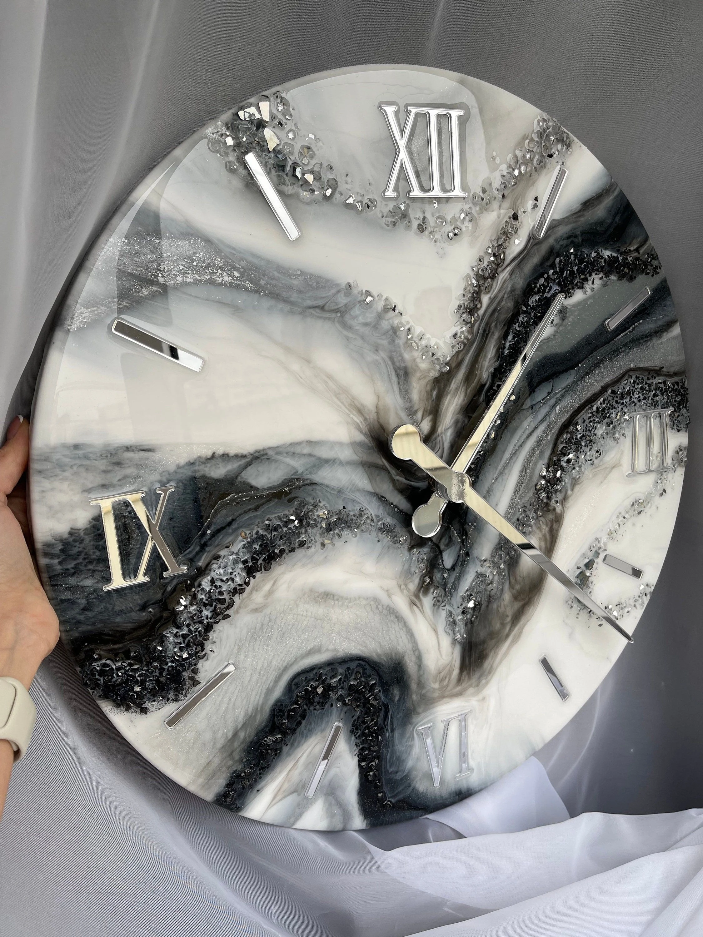 ساعة حائط من الريزن