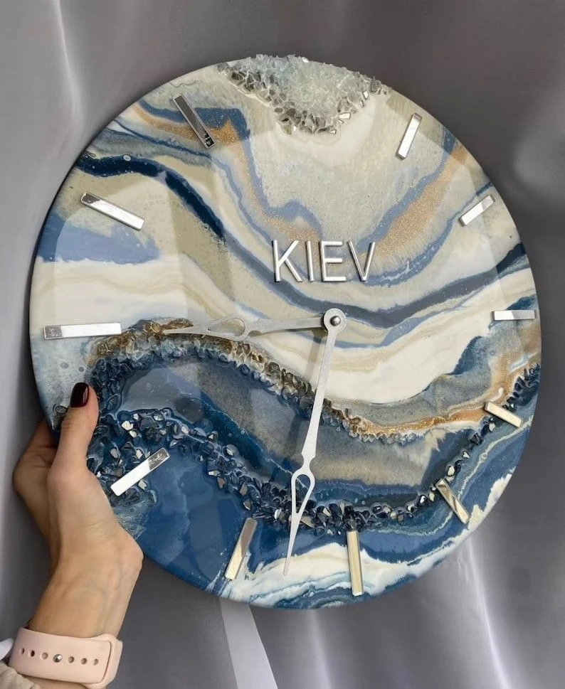 ساعة حائط من الريزن