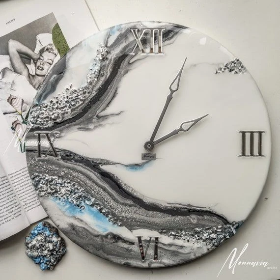 ساعة حائط من الريزن